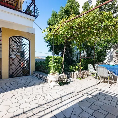 Apartman With Parking Space - 2416 Novi Vinodolski